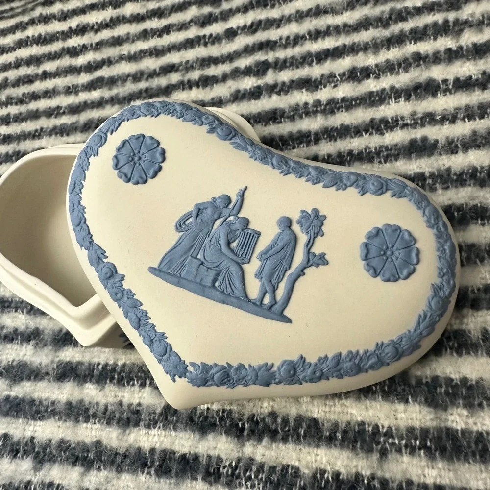 Wegwood Vintage Rare White Face‎ Blue Embossed Neoclassical Theme Trinket Box